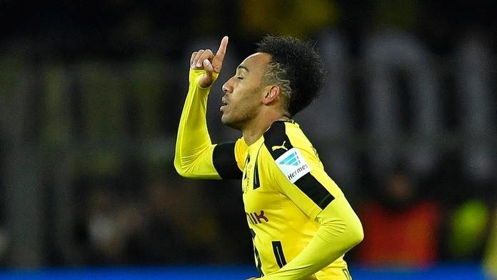 Futbalista Borussie Dortmund Pierre-Emerick Aubameyang po víťaznom góle