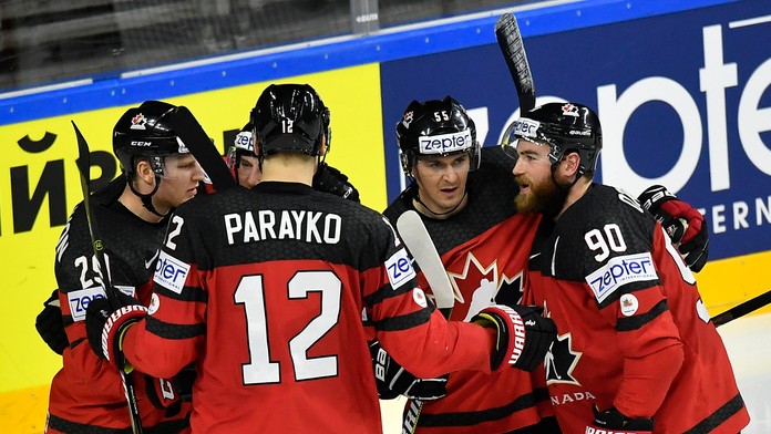 Radosť kanadských hráčov po góle Marka Scheifeleho (druhý sprava) v semifinále MS 2017 proti Rusku.