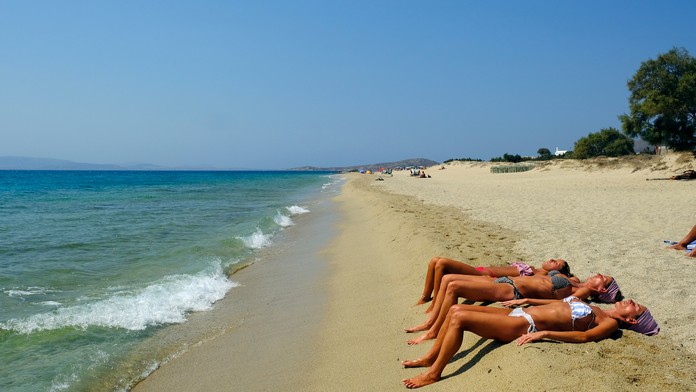 Nikita Kučerov s oceneniami: Zľava Ted Lindsay Award, Hart Memorial Trophy a Art Ross Trophy.