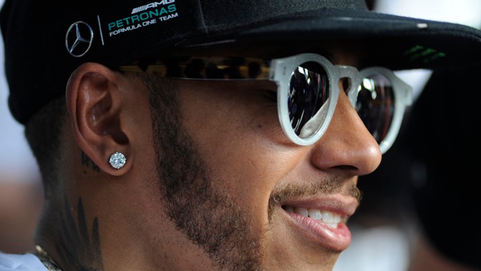 Britský jazdec tímu Mercedes GP a majster sveta F1 sezóny 2015 Lewis Hamilton počas rozhovoru s fanúšikmi počas autogramiády.