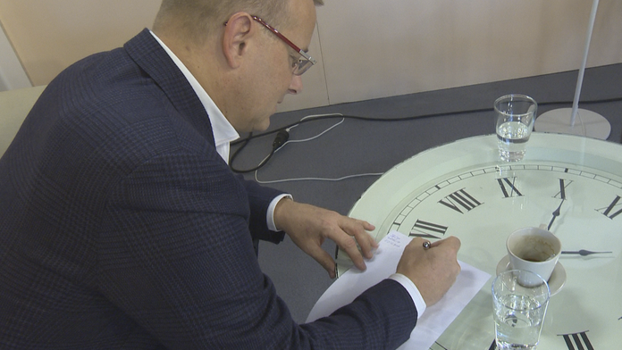 Boris Kollár píše mená svojich detí a partneriek