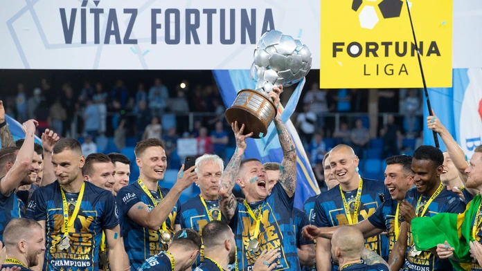 Majstrovská oslava hráčov Slovana Bratislava po prevzatí pohára pre víťaza Fortunaligy 2023