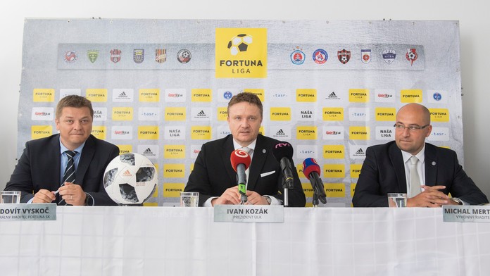 Na snímke zľava generálny riaditeľ Fortuna SK Ľudovít Vyskoč, prezident ÚLK Ivan Kozák a výkonný riaditeľ ÚLK Michal Mertinyák.