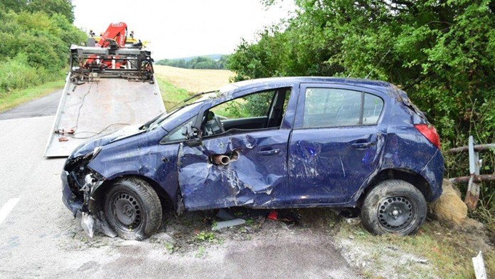 Prevrátené auto po nehode pri obci Dubodiel, okres Trenčín.