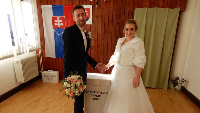 Martina Červeňová z liptovskej obce Ľubeľa najskôr hlasovala, potom sa vydala za snúbenca Patrika Oleňáka. 