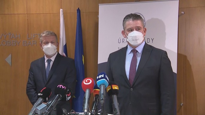 Ministeri Lengvarský a Mikulec po stretnutí krízového štábu.