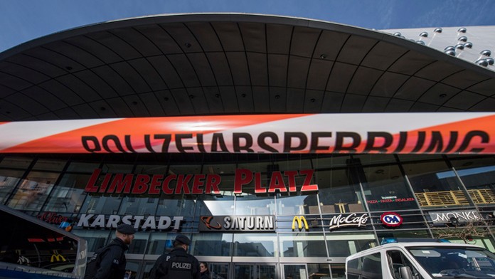 Policajti hliadkujú pred obchodným domom v nemeckom Essene.