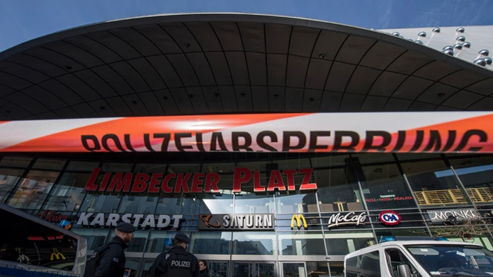 Policajti hliadkujú pred obchodným domom v nemeckom Essene.