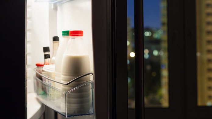 Mlieko skladované vo dverách chladničky rýchlejšie podlieha skaze.