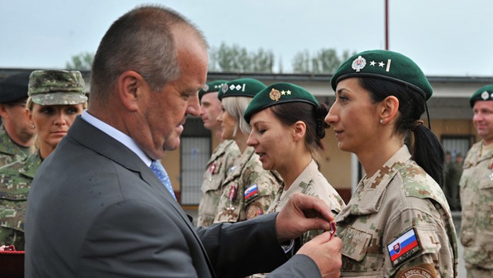 Minister obrany Peter Gajdoš vyznamenáva vojačku po návrate z operácie Resolute Support v Afganistane.