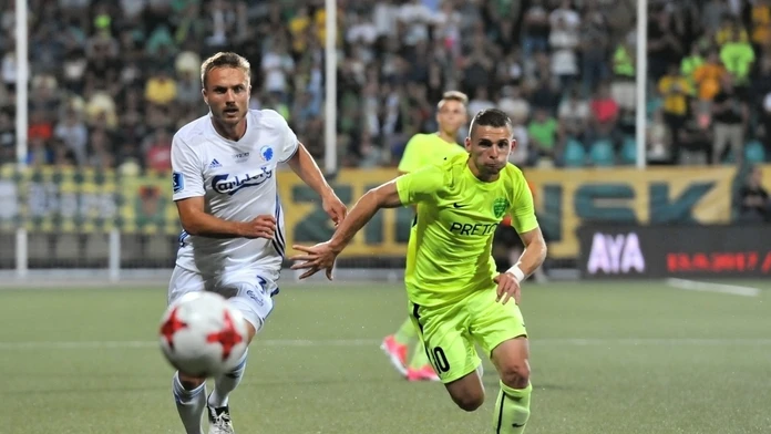 Na snímke sprava Nicolas Špalek (MŠK Žilina) a Pierre Bengtsson z Kodane v dueli 2. predkola LM.