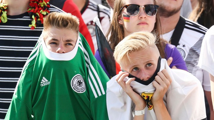 Nemeckí fanúšikovia vo fanzóne počas sledovania zápasu Nemecko - Kórejská republika.