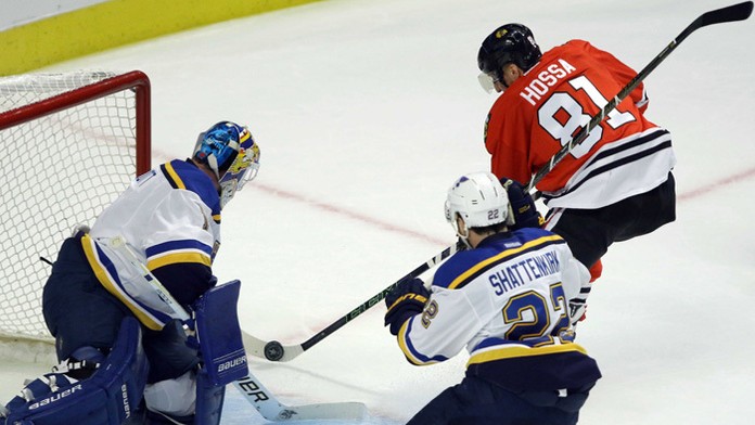 Slovenský hokejista Marián Hossa si vo štvrtom zápase 1. kola play off zámorskej NHL pripísal na konto asistenciu. 