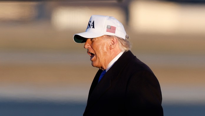 Na snímke prezident USA Donald Trump sa chystá nastúpiť do lietadla Air Force One.