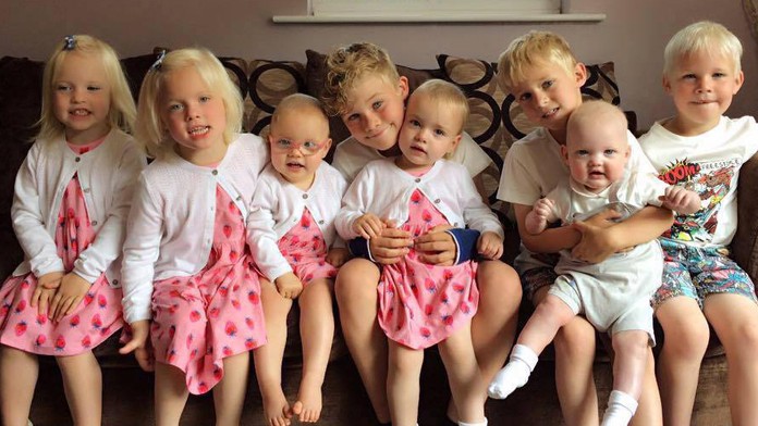 Manželia majú krásnych osem detí. 