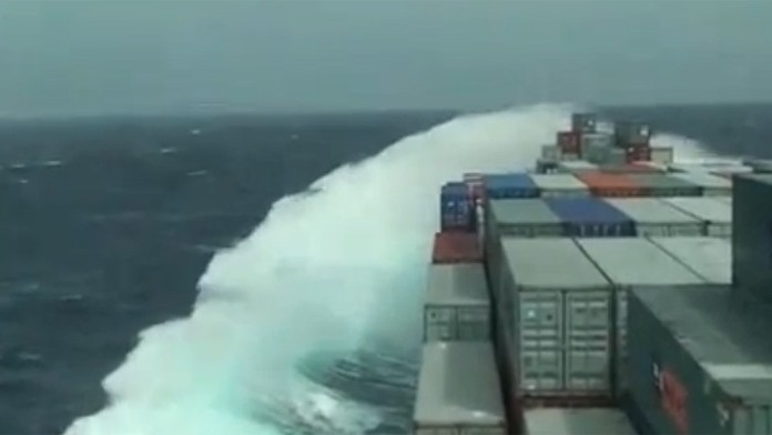 Tlak vĺn ohýba konštrukciu vo vnútri nákladnej lode.