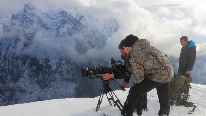 Filmári pri práci v zasnežených Karpatoch