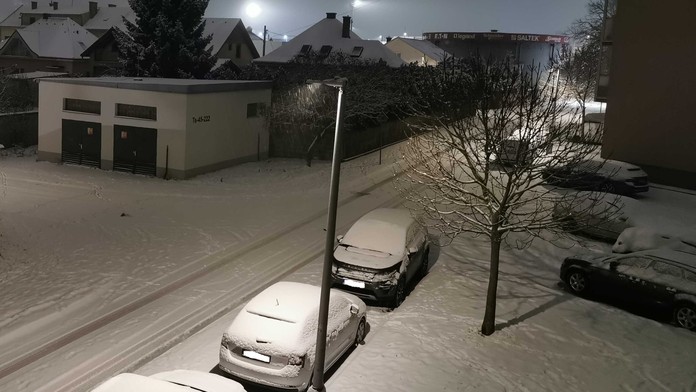 Mnohé časti Slovenska majú biele ráno. Miestami spadlo až päť centimetrov snehu