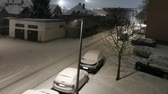Mnohé časti Slovenska majú biele ráno. Miestami spadlo až päť centimetrov snehu