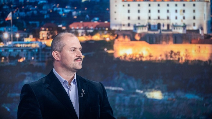 Líder strany ĽSNS Marian Kotleba a šéf OĽANO Igor Matovič v štúdiu TV Markíza počas predvolebnej debaty.