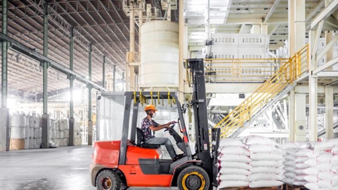 Kedy použiť vysokozdvižný vozík, paletový vozík alebo retrak?