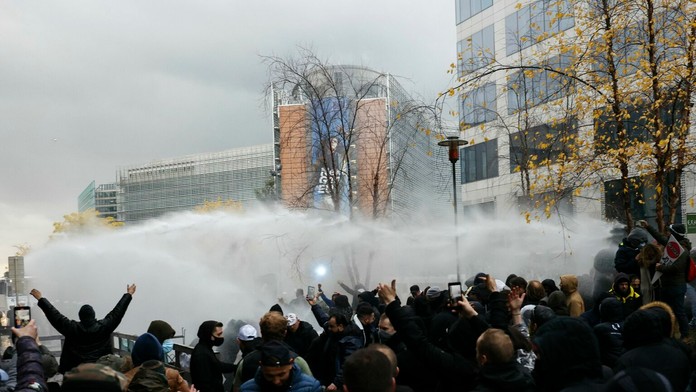 Polícia používa vodné delo počas protestu proti sprísňovaniu opatrení