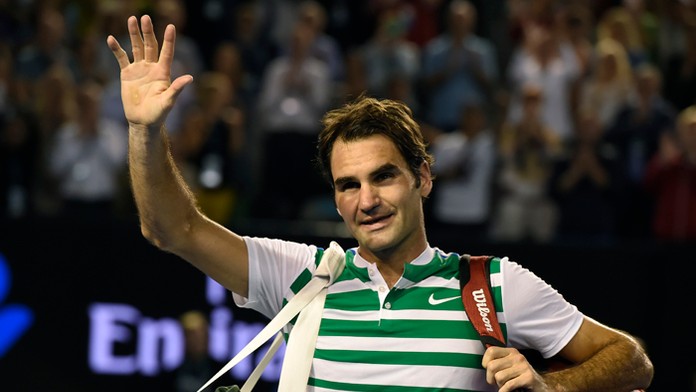 Švajčiarsky tenista Roger Federer sa lúči s divákmi po prehre s Novakom Djokovič na AO.