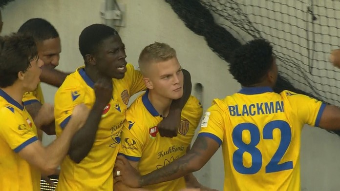 Hráči Dunajskej Stredy oslavujú gól.