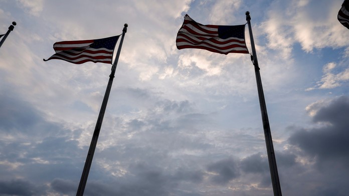 Na snímke vlajky USA.