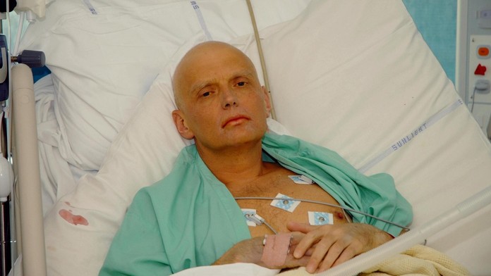 Bývalý ruský agent Alexander Litvinenko v londýnskej nemocnici na archívnej snímke z roku 2006.