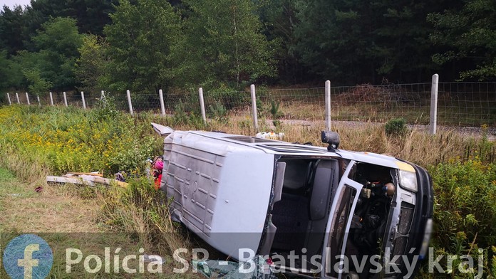 Na D2 v smere do Česka došlo k vážnej nehode, premávku usmerňuje polícia