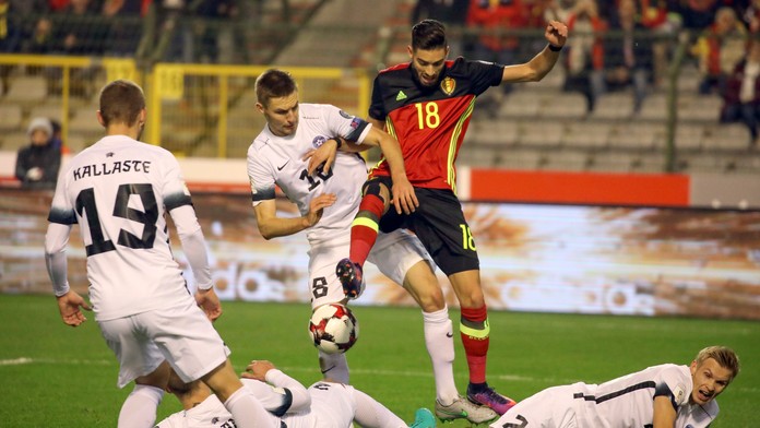 Yannick Carrasco v súboji o loptu s hráčmi Estónska.