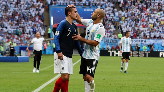 Argentínsky hráč Javier Mascherano (vpravo) a hráč Francúzska Antoine Griezmann. 