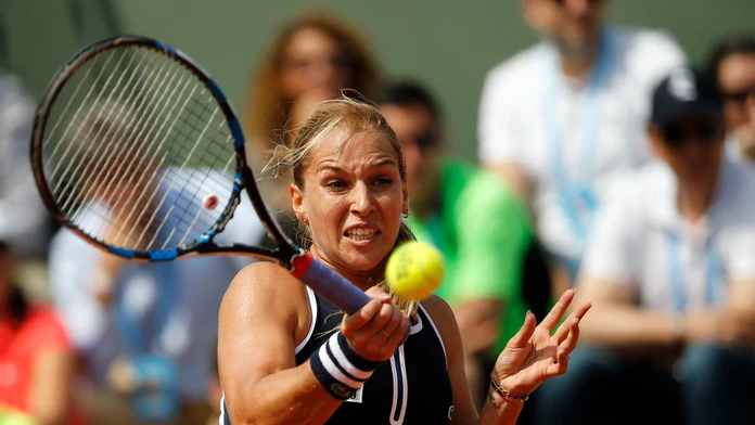 Dominika Cibulková odvracia úder Španielky Carly Suárezovej Navarrovej v zápase 3. kola Roland Garros.