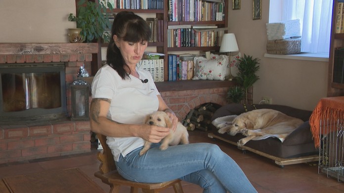 Polícia zatýka dievča.