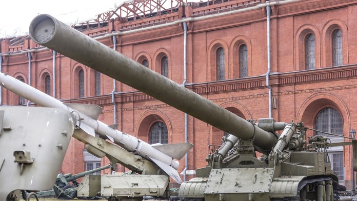 Sovietská samohybná húfnica 2B1 Oka schopná strieľať jadrovou muníciou.
