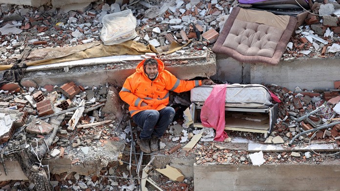 „Nenechám ťa tu samu.“ Srdcervúce fotografie muža, ktorý drží za ruku svoju mŕtvu dcéru (†15)