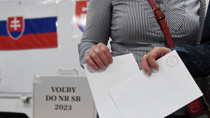 Voličovi sa nepáčila farba pečiatky na hlasovacej obálke. Riaditeľka odboru volieb tvrdí, že na farbe nezáleží