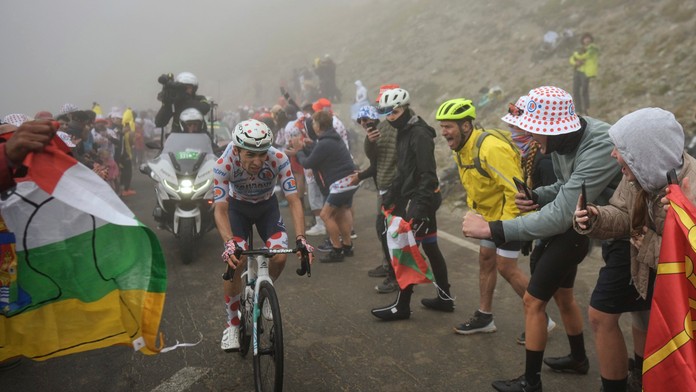 Nepríjemný incident na Tour de France, tímové auto narazilo do diváka. Kolízia neostala bez následkov
