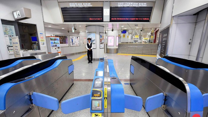 Zavretá vlaková stanica v Tokiu.