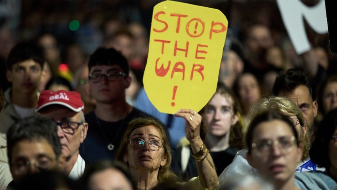 Ľudia na zhromaždení pri príležitosti 600 dní od zajatia Izraelčanov Hamasom v Gaze