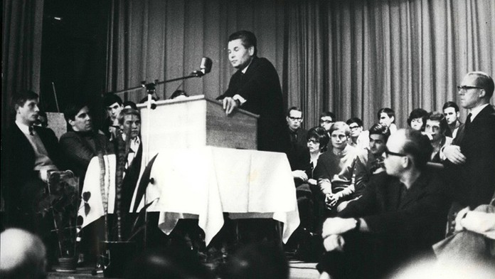 Ota Šik na archívnej snímke z 11. novembra 1968, ktorá vznikla vo Švajčiarsku, kde emigroval.