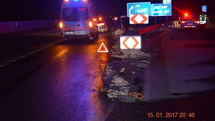 Miesto pri Piešťanoch, kde chodca zrazili naraz dve autá.