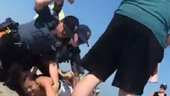 Tvrdý zásah polície na pláži v USA