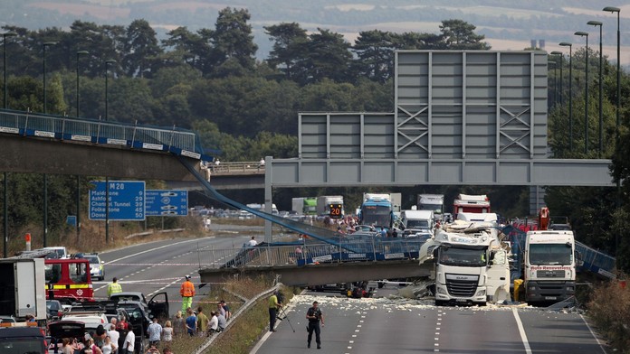 Zrútený nadchod na diaľnici M20.