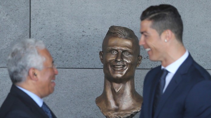 Cristiano Ronaldo so svojou bustou.