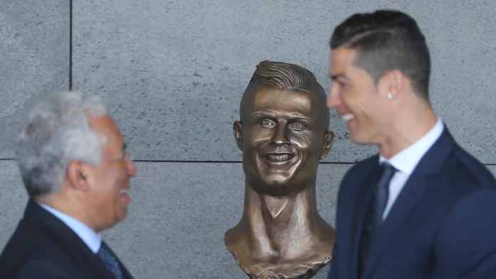 Cristiano Ronaldo so svojou bustou.