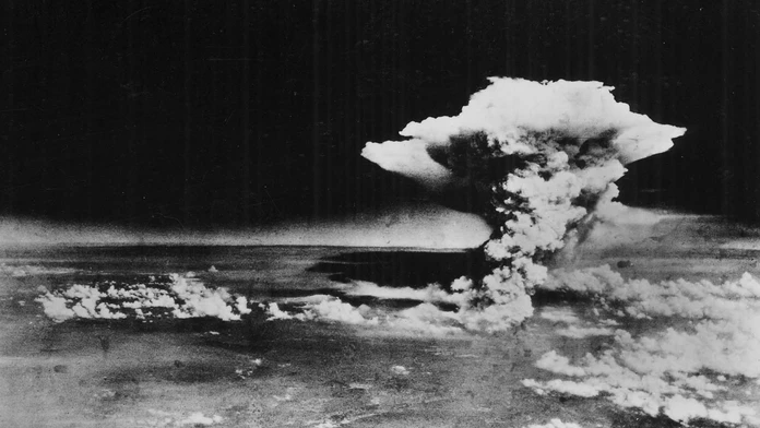 Pohľad na hríbovitý oblak, ktorý stúpa k oblohe asi hodinu po výbuchu atómovej bomby v  japonskej Hirošime.jpg