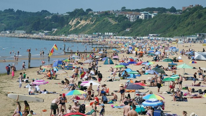 Preplnená pláž Bournemouth Beach v anglickom Dorsete cez víkend