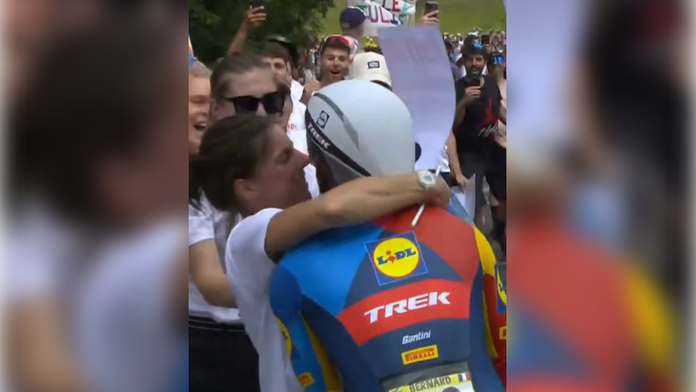 Bizarná pokuta na Tour de France:  Francúza potrestali za bozk s manželkou